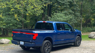 mid Groß-Gerau - Mit 5,91 Meter Länge ist er zwar zu lang, das macht aber wenigstens im Land der unmöglichen Begrenzungen nichts. Aber mit 2,03 Metern ist er zu breit, die Spiegel noch gar nicht eingerechnet.