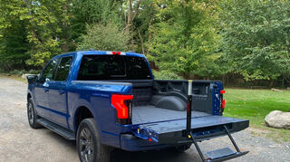 mid Groß-Gerau - Gefallen hat die versteckt in der Heckklappe angebrachte "Außenleiter", mit deren Hilfe man die 1,70 x 1,29 Meter (zwischen den Radhäusern) große Ladefläche betreten kann.