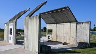 Die frühere Panzerwaschanlage der Spinelli-Kaserne. Durch sie führt ein Fußweg, daran vorbei der Radschnellweg. Die Hochdruck-Wasserdüsen sind weg.
