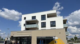 Hinter der verkleideten Fassade im Erdgeschoss zieht die Bäckerei Theurer mit einem Café ein.
