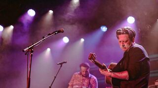 Konstantin Gropper tritt mit seiner Band „Get Well Soon“ auf.