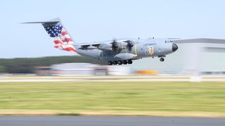 Ein Airbus A400M der Luftwaffe der Bundeswehr mit Sonderlackierung «Air Defender 2023» landet am Fliegerhorst Wunstorf in der Region Hannover.