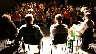 Komplett gefüllt war das Theaterhaus G7: Isabell Belser (vorne v.l.), Raymond Fojkar, Thorsten Riehle, Christian Specht und Moderator Joachim Vette.