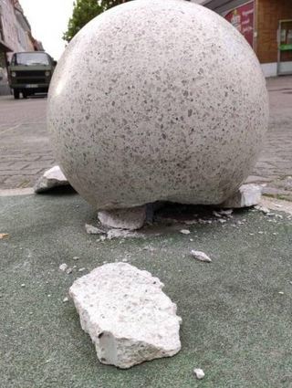 Von einem der steinernen Fußbälle sind Teile abgebrochen.