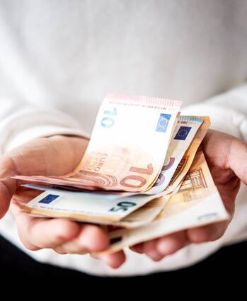 So bleibt die Sparrate Monat für Monat gleich: Indem sie nach dem Gehaltseingang zuallererst abgezweigt und auf einem Konto angelegt wird.