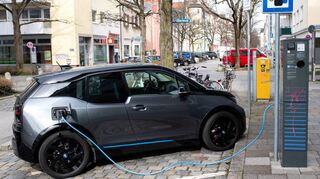 Ein BMW i3 wird an einer Ladesäule geladen. Das Fahrzeug wird nicht mehr produziert, ist aber auf dem Gebrauchtwagenmarkt häufig vertreten.