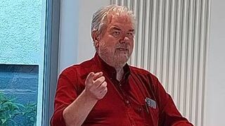 Roland Kirsch liest und erzählt bei der evangelischen Gemeinde.