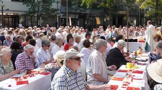 Die katholische Kirche feiert Fronleichnam mit einem besonderen Gottesdienst vor der Apostelkirche.