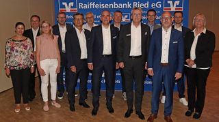 Der Vorstand und der Aufsichtsrat der fusionierten VR Bank Ried-Überwald im Bürgerhaus Bürstadt.