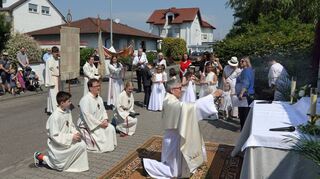 Die Fronleichnamsprozession in St. Josef bei herrlichem Sonnenschein.
