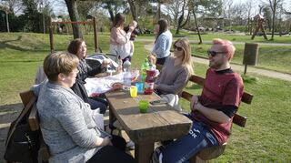 Kinderfreundliche Kommune: In Lampertheim können sich Familien wohlfühlen, wie unser Bild zeigt. Familie Hanusch genießt im Stadtpark das schöne Wetter.
