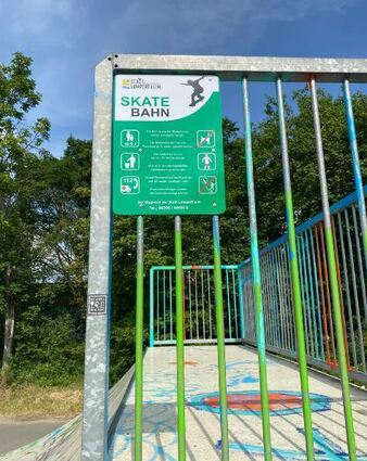 Schilder an den Skaterbahnen weisen auf die Neuregelung hin.