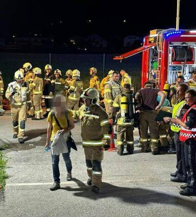 Rettungskräfte kümmern sich um die verletzten Reisenden des Zuges.