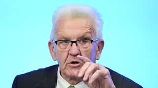Winfried Kretschmann (Bündnis 90/Die Grünen), Ministerpräsident von Baden-Württemberg, spricht im Landtag bei einer Regierungs-Pressekonferenz. Das gesetzte Thema ist der Jahresbericht 2022 des Kompetenzzentrums gegen Extremismus (konex) in Baden-Württemberg. +++ dpa-Bildfunk +++
