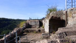 Von den Wohngebäuden der Falkenburg auf der Ostseite des Hauptfelsens sind lediglich noch die Kellerräume erhalten.