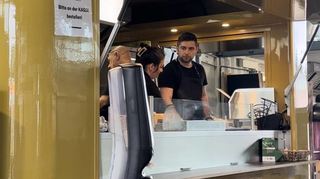 Im Streetfood-Bereich gibt es auch Burger. Ein Cheeseburger kostet hier 9,90 Euro, für Pommes muss man noch mal 4,50 Euro zahlen.
