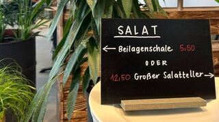 Ein Salat-Buffet gibt es in Spinelli Kitchen. Der Buffet-Bereich ist aller-dings sehr eng gestaltet. 5,50 Euro kostet ein kleiner Salat.