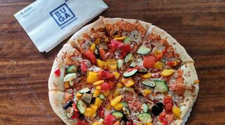 Diese Pizza wird im offen gestalteten Streetfood-Bereich in der U-Halle auf dem Spinelli-Gelände angeboten und kostet zehn Euro.