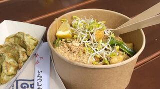 Im Streetfood von Spinelli wird mit dem Gericht „Pad Thai“ auch thai-ländisches Essen angeboten – sogar nachhaltig verpackt.