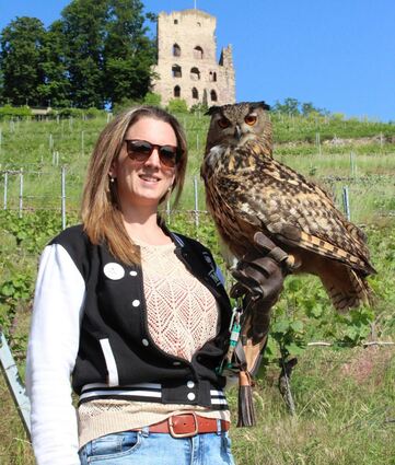 Falknerin Sandra Merkel mit Uhu Tinkerbell in den Weinbergen unterhalb der Strahlenburg in Schriesheim.