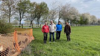 Engagieren sich für einen naturnahen Kindergarten: Lars Prechtl (v.l.), Tim Weidner, Bernhard Finkbeiner vom Förderband sowie Landwirt Manfred Kühner.