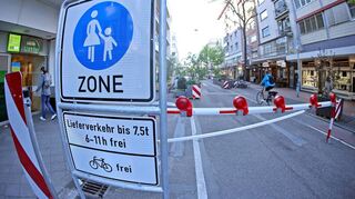 Die Schranke in der Fressgasse steht sinnbildlich für Verkehrsversuch in der Innenstadt. Sie hat dessen Ziele laut Stadt am besten erfüllt.