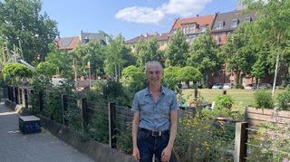 David Frey vor den Pflanzbeeten am Neumarkt, ein Projekt zur Quartierentwicklung in der Neckarstadt-West.