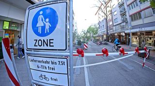 Die Schranke in der Fressgasse steht sinnbildlich für Verkehrsversuch in der Innenstadt. Sie hat dessen Ziele laut Stadt am besten erfüllt.