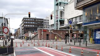 Ende März lief bereits der Rückbau: Damit war der Verkehrsversuch in der Innenstadt beendet und die Kunststraße wurde wieder für die Durchfahrt vorbereitet.
