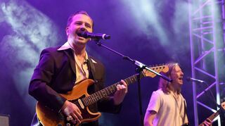 Gringo Mayer hat Grund zum Strahlen: Seine Kegel-Band mit Bassist Juri Schweizer (r.) und er eröffneten an Freitag das Zeltfestival 2023 vor Seiler & Speer und LaBrassBanda.