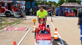 Thomas Meißner mit seinem Sohn Kjell (3 Jahr) bei der Jugendfeuerwehr. Der Tag kommt besonders bei Kindern gut an.