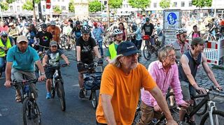 Etwa 300 Menschen sind vom Marktplatz durch die Quadrate und über die Schumacher-Brücke nach Ludwigshafen gefahren.