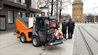 Die Planken in Mannheim müssen immer wieder gereinigt werden. Diese Spezialmaschine schrubbt die Straße wieder sauber.