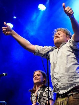 Gitarrist Julian Buschberger und Sänger Stefan Dettl von LaBrassBanda.
