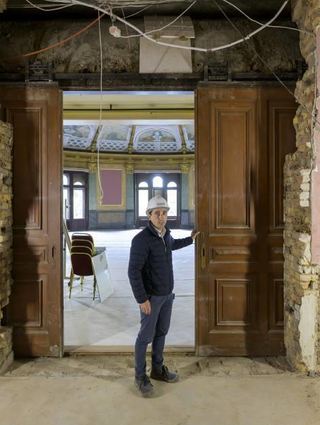 Projektleiter Sebastian Streckel zeigt: Eine zugemauerte Schiebetür zwischen Rangfoyer und Kammermusiksaal ist nach 30 Jahren wieder offen.