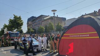 Aktivisten der "Letzten Generation" haben am Montagmorgen den Kaiserring in Mannheim blockiert.