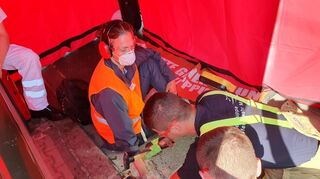Ein mit einem speziellen Klebergemisch festgeklebter Mann musste von der Mannheimer Feuerwehr aufwändig von der Fahrbahn gelöst werden.