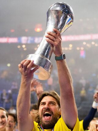 Erste Saison, erster Titel: Sebastian Hinze mit dem DHB-Pokal.