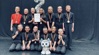 Die Tanzformation der TG Bobstadt/TanzBar Biblis freut sich über den zweiten Platz bei den Deutschen Meisterschaften.