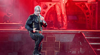 Auf der Bühne in Aktion: Till Lindemann.