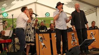 Sie sorgen für gute Laune im Festzelt: Matthias Braun (v.l.), Christine Gralow, Helmut Wehe und Bandleader Rainer Heute an den Mikrofonen.