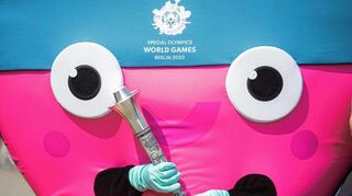 Das Maskottchen „Unity“ der Special Olympics World Games. Sportler und ihre Betreuer aus verschiedenen Nationen sind auch in der Region zu Gast.