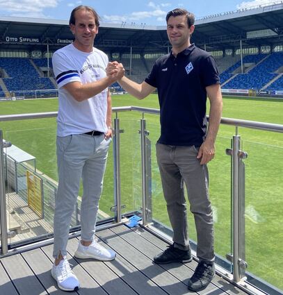 Rüdiger Rehm (links) ist zurück an seiner alten Wirkungsstätte, der Ex-Profi des SV Waldhof wird Cheftrainer in Mannheim. Sportchef Tim Schork begrüßte ihn.