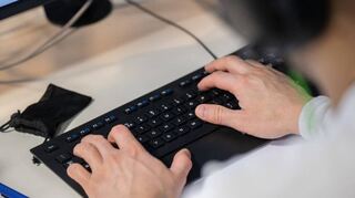 Künftig können Unternehmen in Heidelberg, die ausländische Mitarbeitende anmelden wollen, ihre Anträge über ein Online-Portal stellen.