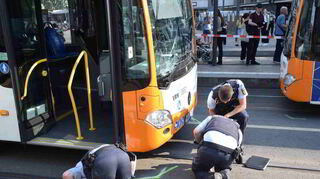Linienbus an der Bushaltestelle am Hauptbahnhof in Heidelberg.