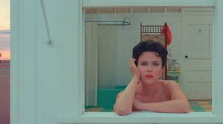 Scarlett Johansson als Campbell in dem Film „Asteroid City“, der am Donnerstag in die Kinos kommt.