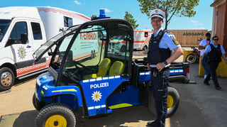 Friedrich Schaible mit dem neuen Buga-Elektrowagen der Polizei.