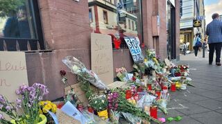 Nach dem Vorfall lagen am Marktplatz lange Zeit Blumen.