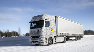 Ein Prototyp bei einer Testfahrt auf verschneiter Strecke in Finnland.