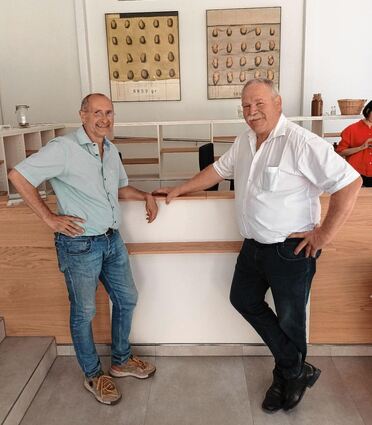 Paul Platz (l.) und Johannes Zehfuß im neuen Verbindungsbau.